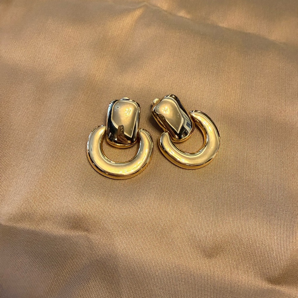 Elegant Gold Hoop Earrings